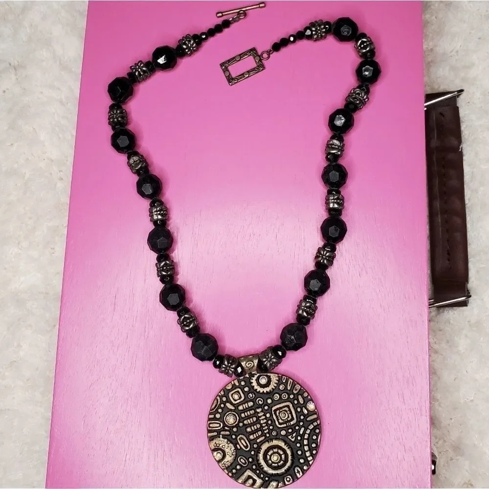 Vintage Women Black & bronze necklace. - Picture 5 of 11